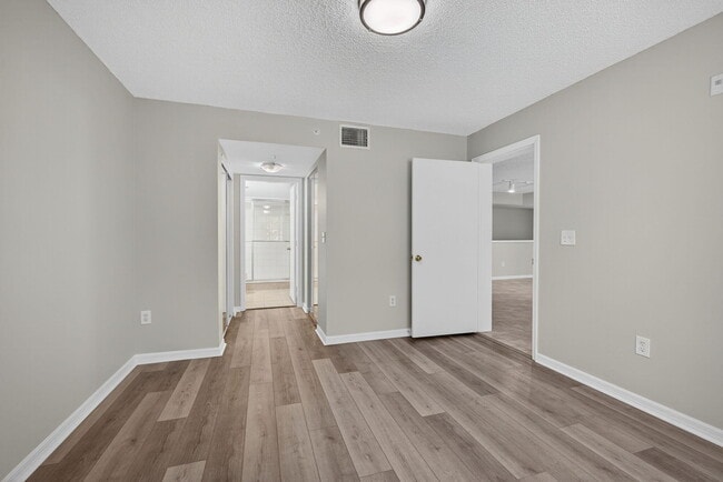 Building Photo - 1100 Crestwood Ct S