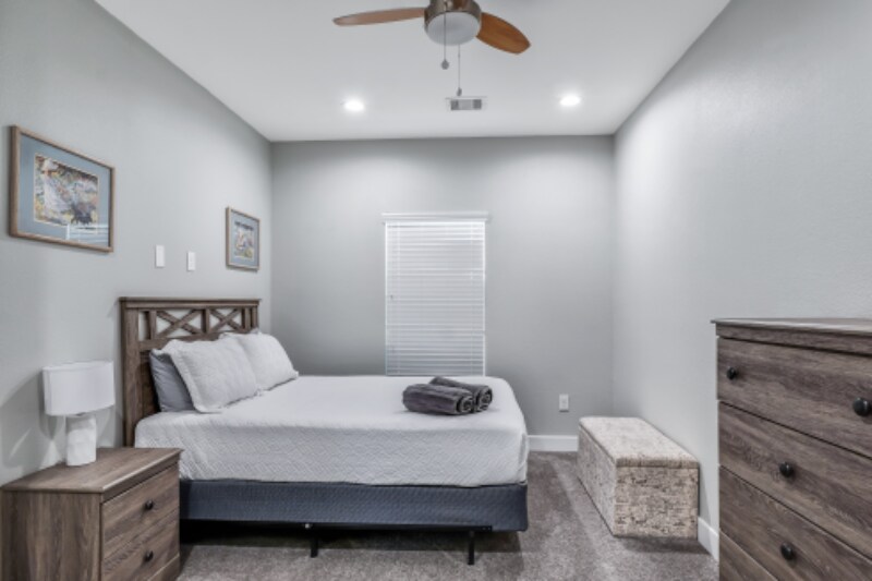 Building Photo - 144 W 5th St