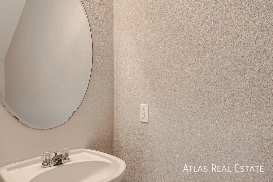 Building Photo - 4526 Crow Creek Dr