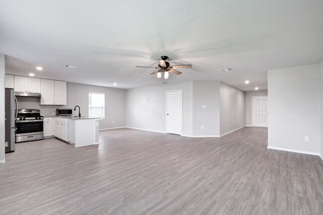 Building Photo - ***MOVE-IN SPECIAL: THREE WEEKS FREE***Mod...
