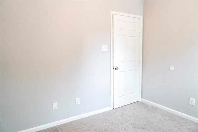 Building Photo - 3915 Brookmeade Dr