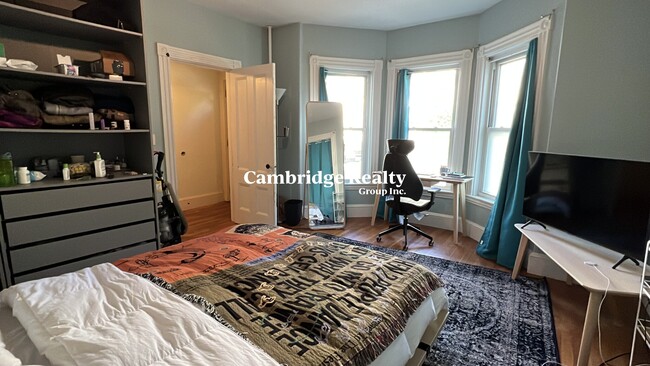 Building Photo - 32 Rossmore St