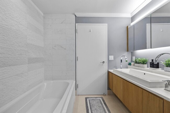 Building Photo - 77 Hudson St