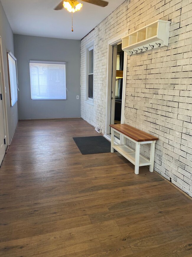 Building Photo - 3 Bedroom, 3.5 Bathroom In Downtown Perryv...