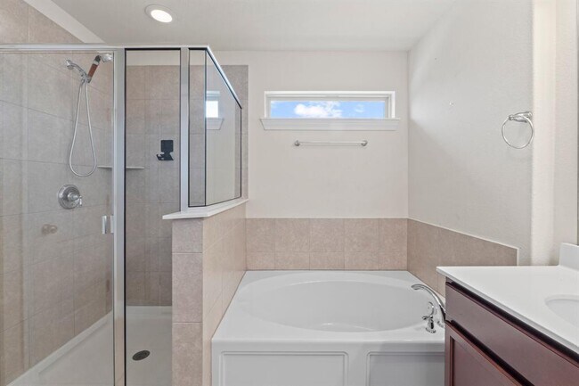 Building Photo - 14011 Hedera Dr
