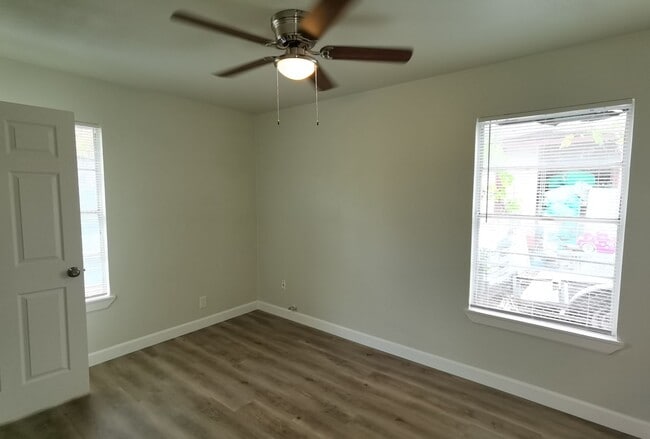 Building Photo - 4 Bedroom 2 bath in Valley High