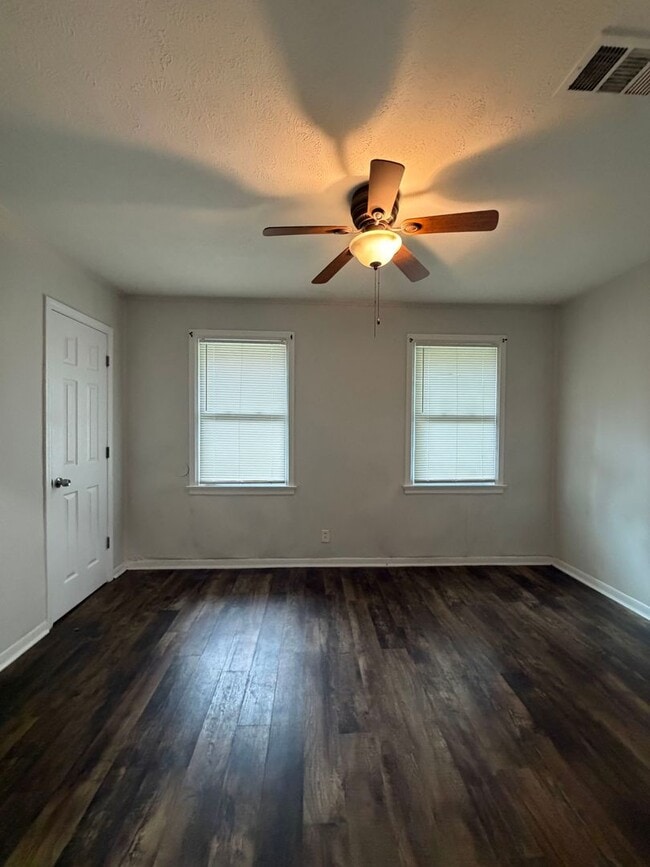 Building Photo - 3871 Sherwood Dr