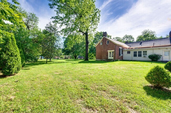 Building Photo - Charming 4BE/3BA Home in Historic Downtown...