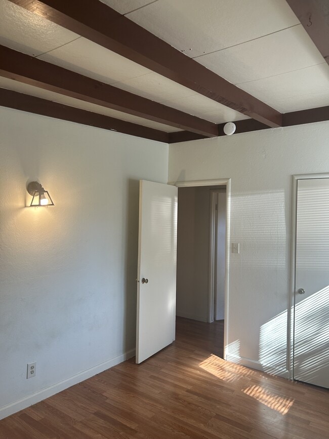 Building Photo - 402 Helen Ave