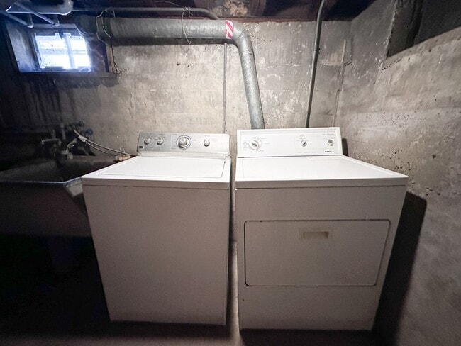 Building Photo - 703 Spencer St NE