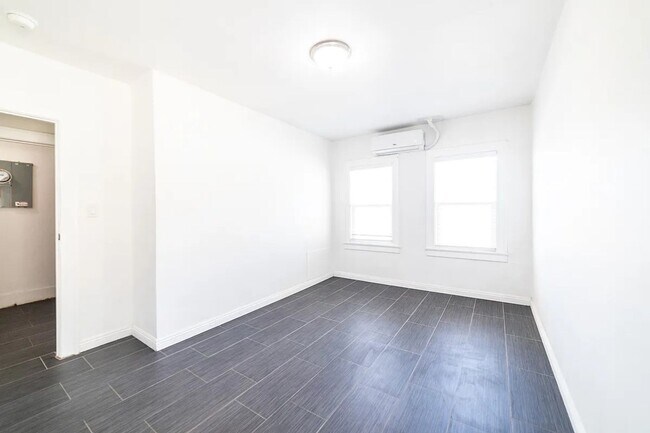 Building Photo - Bright and airy 2-bedroom 2-bath in Mid- City