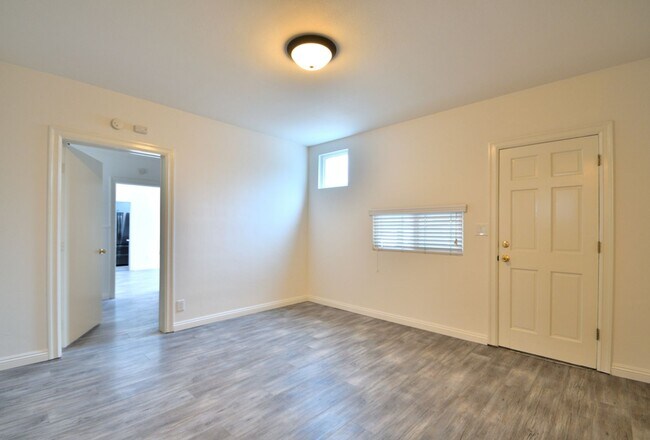Building Photo - t232