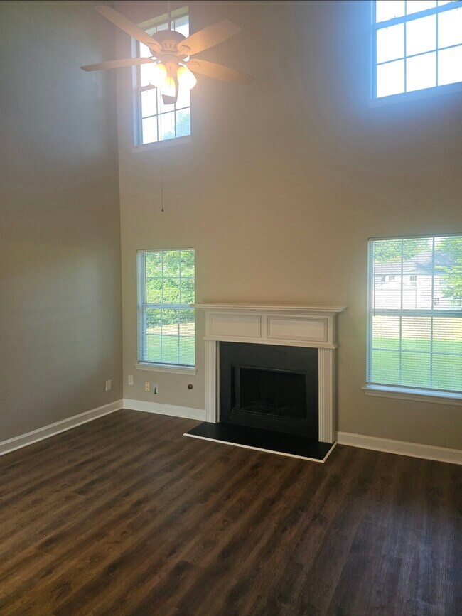 Building Photo - 670 Burtons Cove