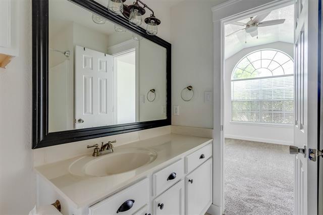 Building Photo - 5922 Royalcrest Dr