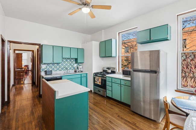 Building Photo - 4057 N Damen Ave