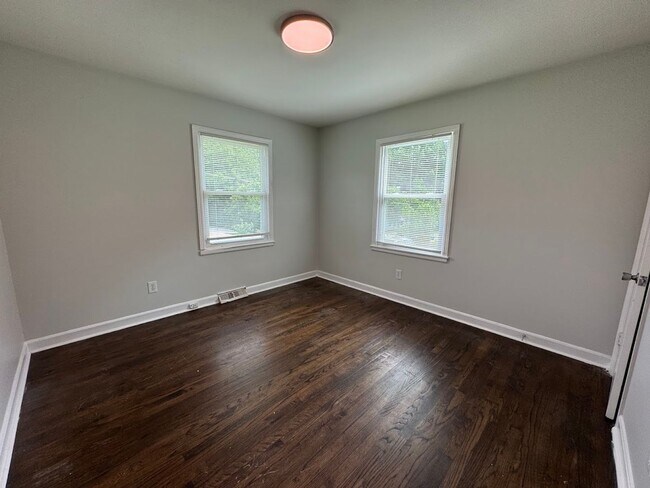 Building Photo - 3bed/1bath House in Greensboro - $1395/month