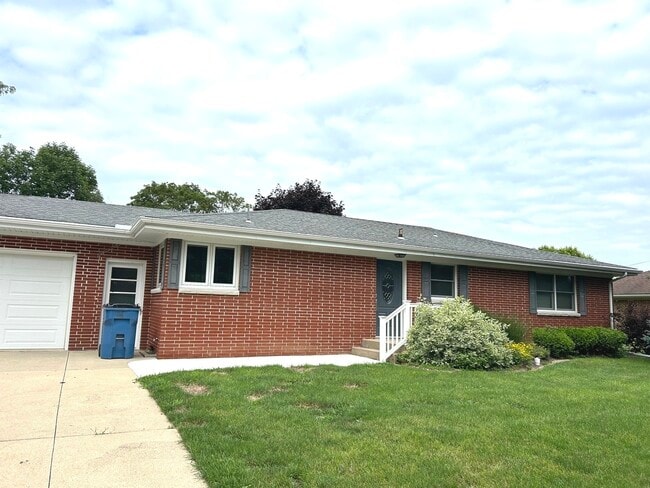 Primary Photo - 1402 Lakeview Dr