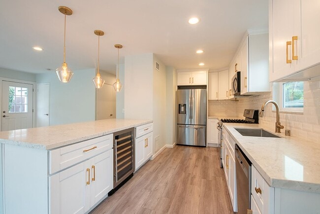 Building Photo - Charming Three Bedroom 2 Bath Home with Spacious Backyard for Entertaining!