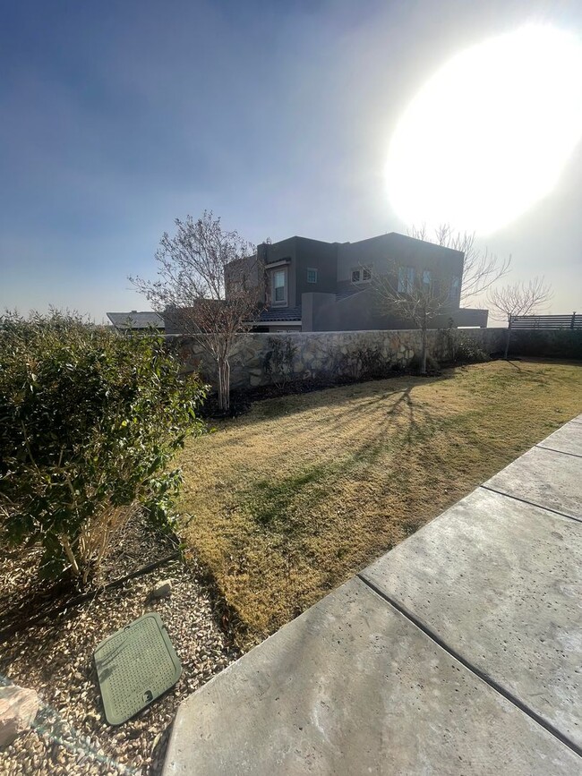 Building Photo - Gorgeous Newer 3 Bedroom / 2.5 Bathroom Ho...