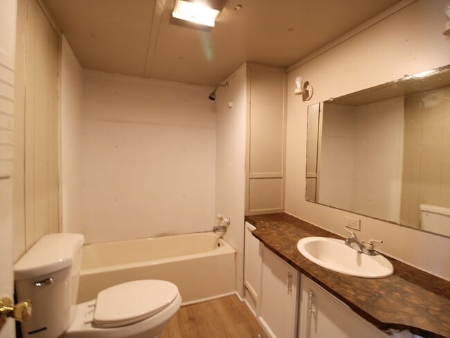 Building Photo - Excellent Location close to Fayetteville!