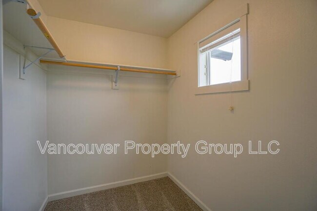 Building Photo - 5809 NE 71st Ave