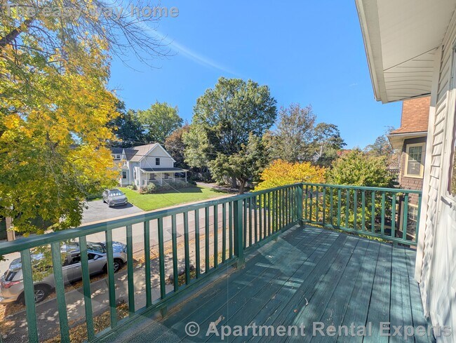 Building Photo - 58 Monument St