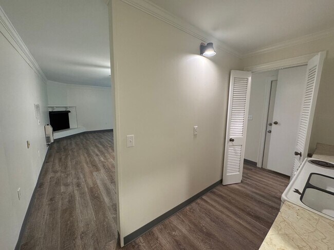Building Photo - Renovated 4/3 House in North Hills- $1,995
