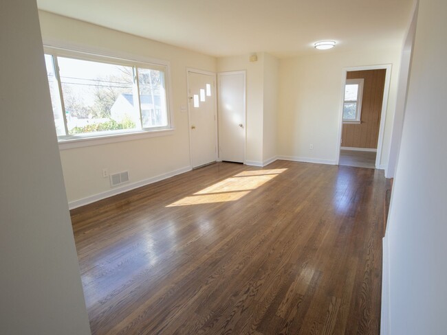 Building Photo - 3 BED 1 BATH RANCH HOME IN MECHANICSVILLE