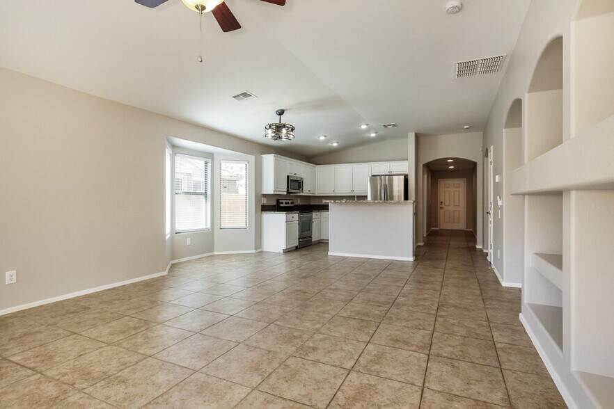 Building Photo - 5027 W Melody Ln