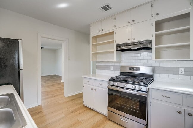 Building Photo - 2933 Moss St