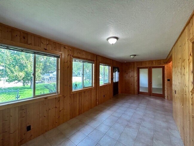 Building Photo - Charming 2-Bed, 1-Bath Hamilton Home with ...