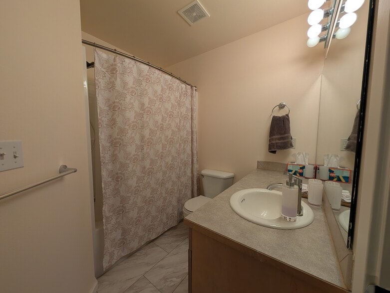 Spare bath/tub - 9053 161st Ct NE
