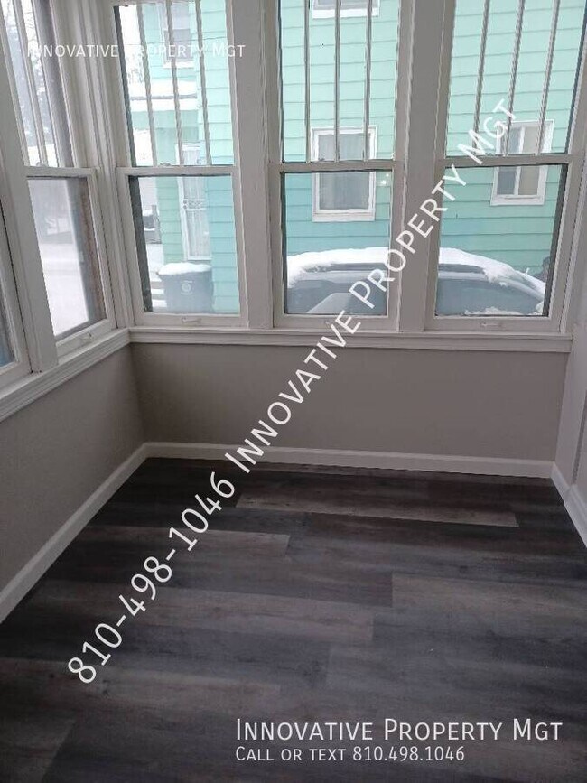 Building Photo - 842 E 9th St