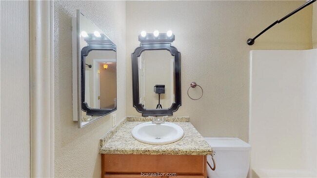 Building Photo - 904 University Oaks Blvd