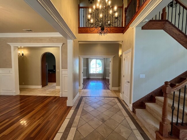 Building Photo - Beautiful 5 Bedroom 4 Bathroom House in Ga...