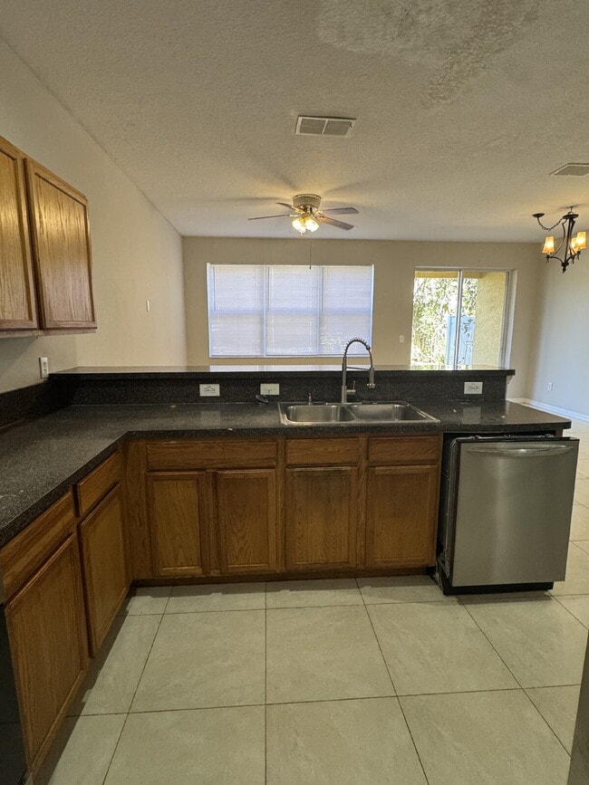 Building Photo - "Charming 3-Bed Oasis in Tampa's Heart – Spacious 1,443 Sq. Ft. with 2.5 Baths!"