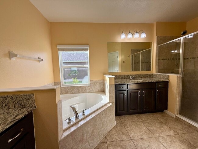 Building Photo - 5997 Ridge Lake Cir
