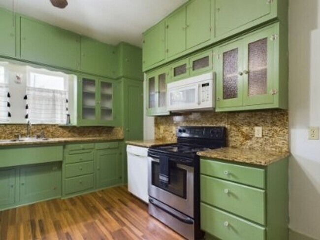 Building Photo - Cozy three bedroom in Hye Texas