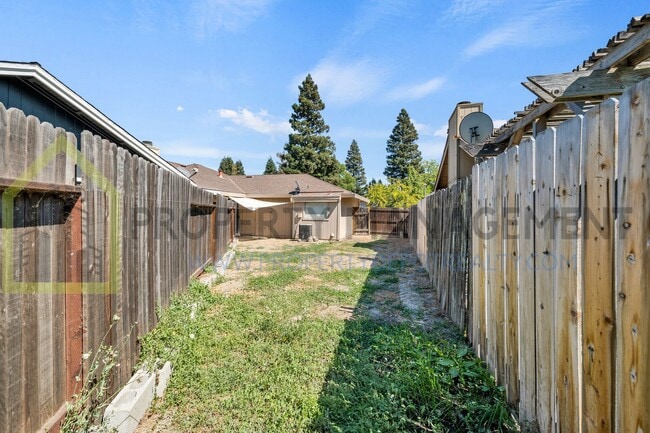 Building Photo - Desirable Pocket-Greenhaven Half-Plex for ...