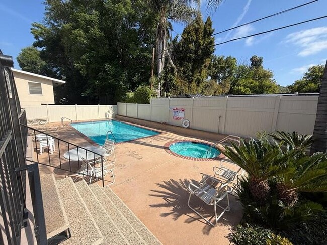 Building Photo - Sherman Oaks Townhome