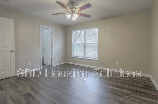 Building Photo - 10325 Smalley Ave