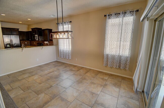 Building Photo - Beautiful Single Story ------3 Bedroom 2 B...