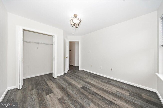 Building Photo - 4960 Clarendon Terrace