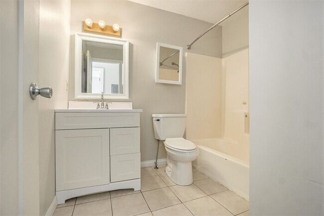 Building Photo - Charming, fully remodeled 2-Bed/1-Bath Par...