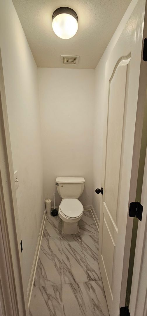 Building Photo - Commanding Curb Appeal, Conveniently Place