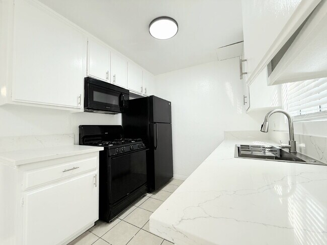 Building Photo - 1343 W 36th St