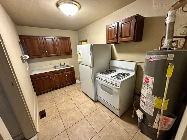 Building Photo - 406 E Kiowa St