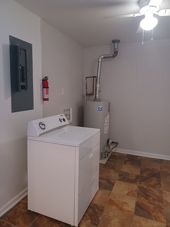 Building Photo - Welcome to this beautiful 4-bedroom, 2-bathroom home located in the desirable Virginia Beach, VA