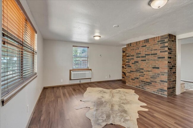 Building Photo - 3 bed, 2 bath, 2 livings