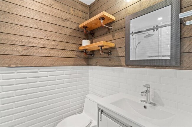Building Photo - 3810 Hillside Dr